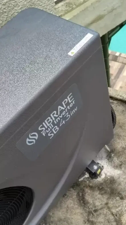Bomba de calor Sibrape SB43inv ao lado da piscina